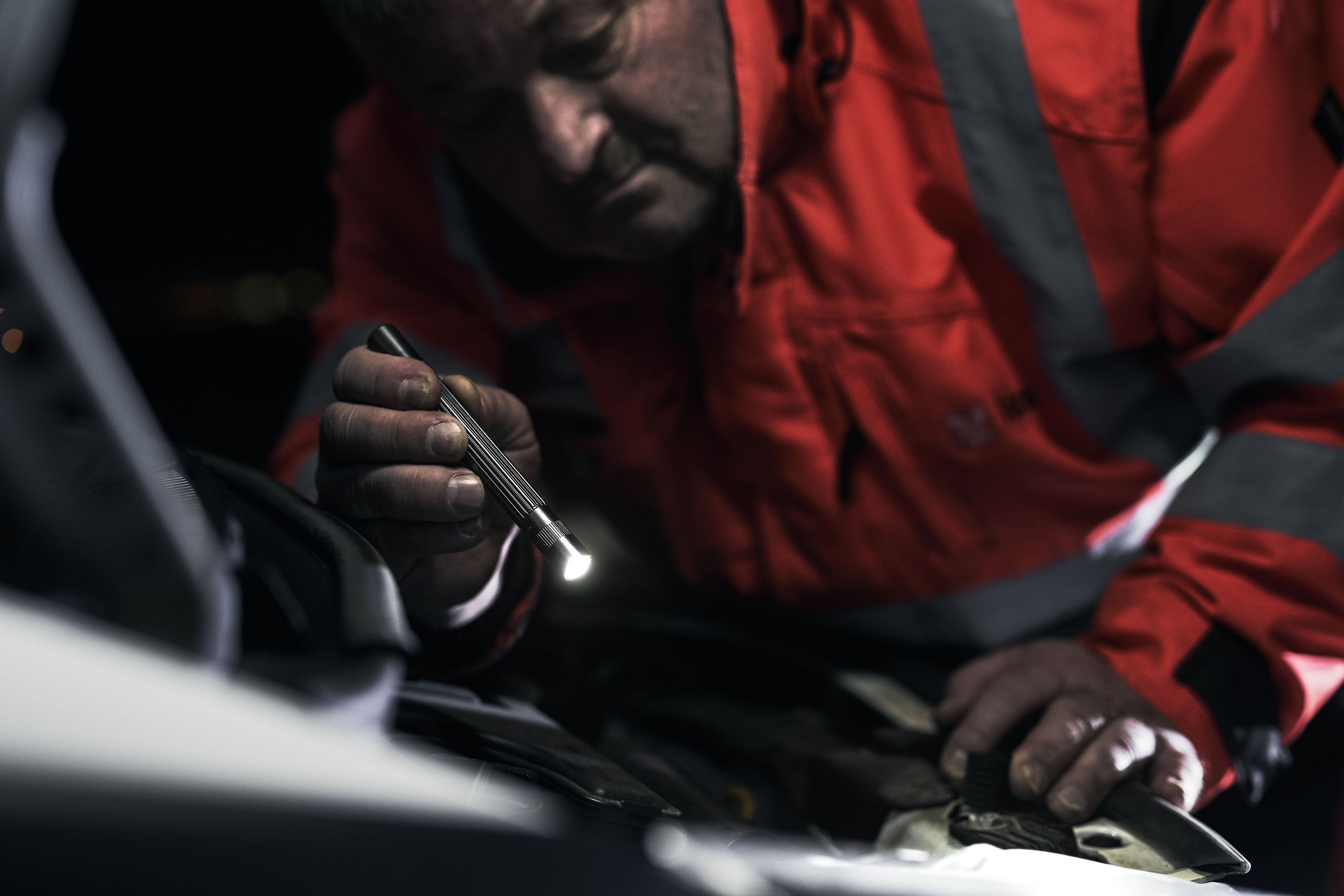 roadside_assistance_13 Roadside assistance officer working with headlamp