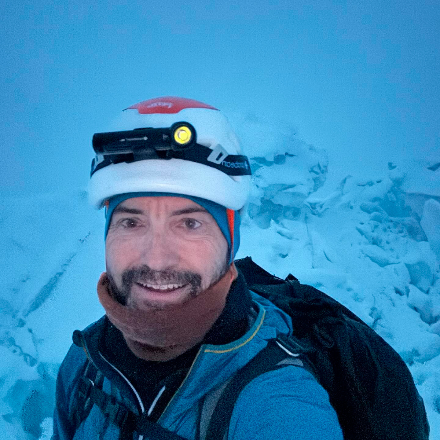 mt-everest-1 Climper with helmet and M6xr